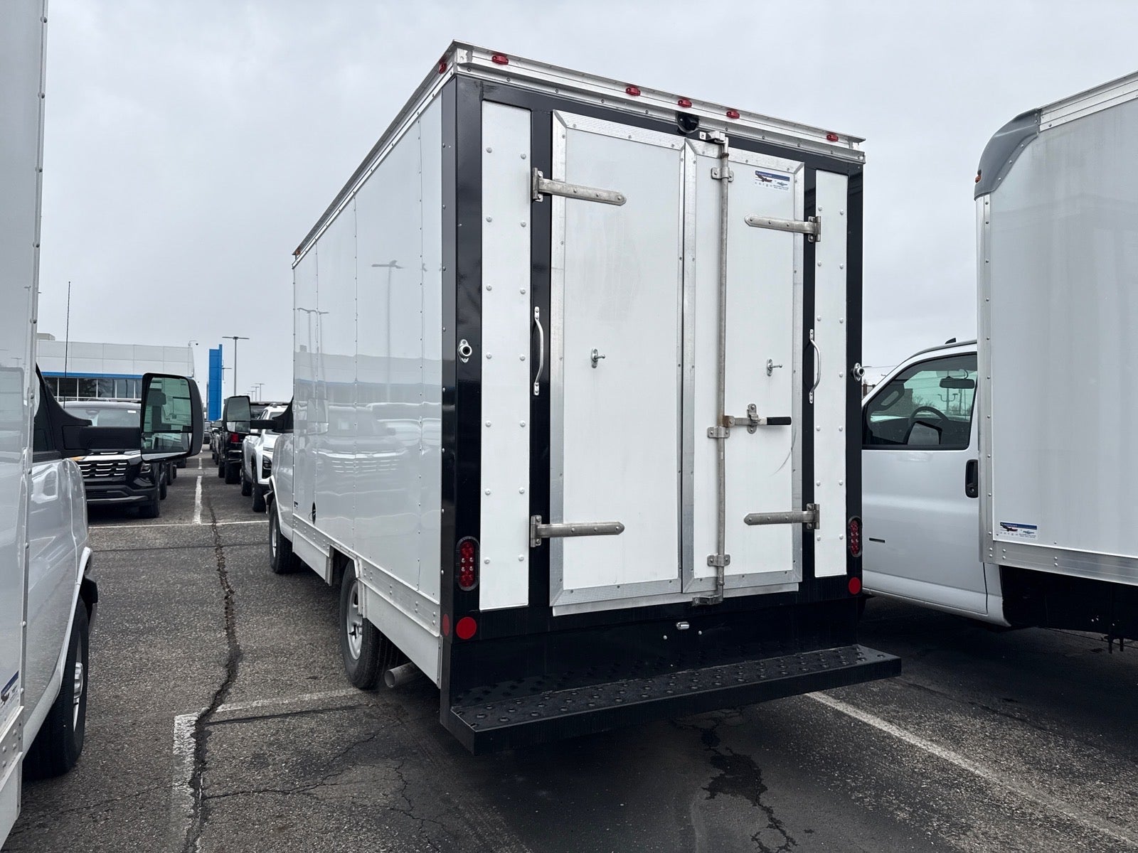 2025 Chevrolet Express Cutaway 3500 1WT