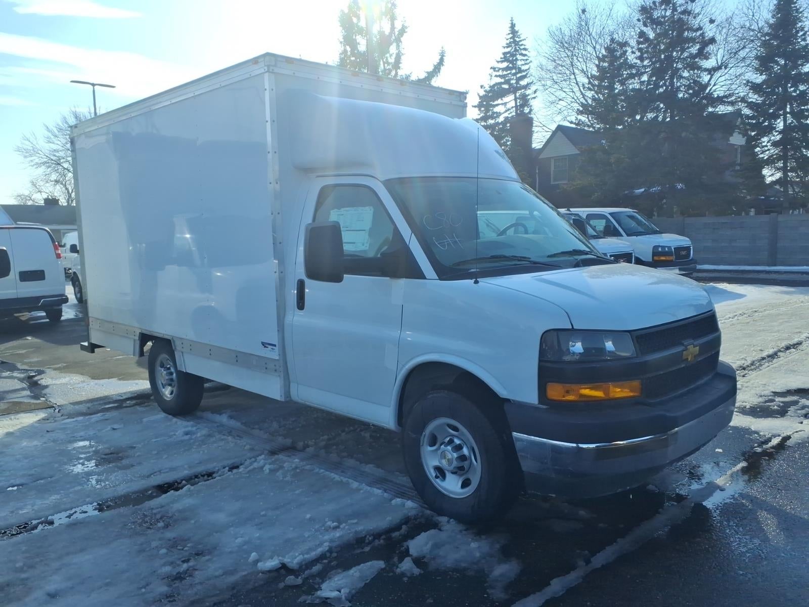 2026 Chevrolet Express Cutaway 3500 1WT