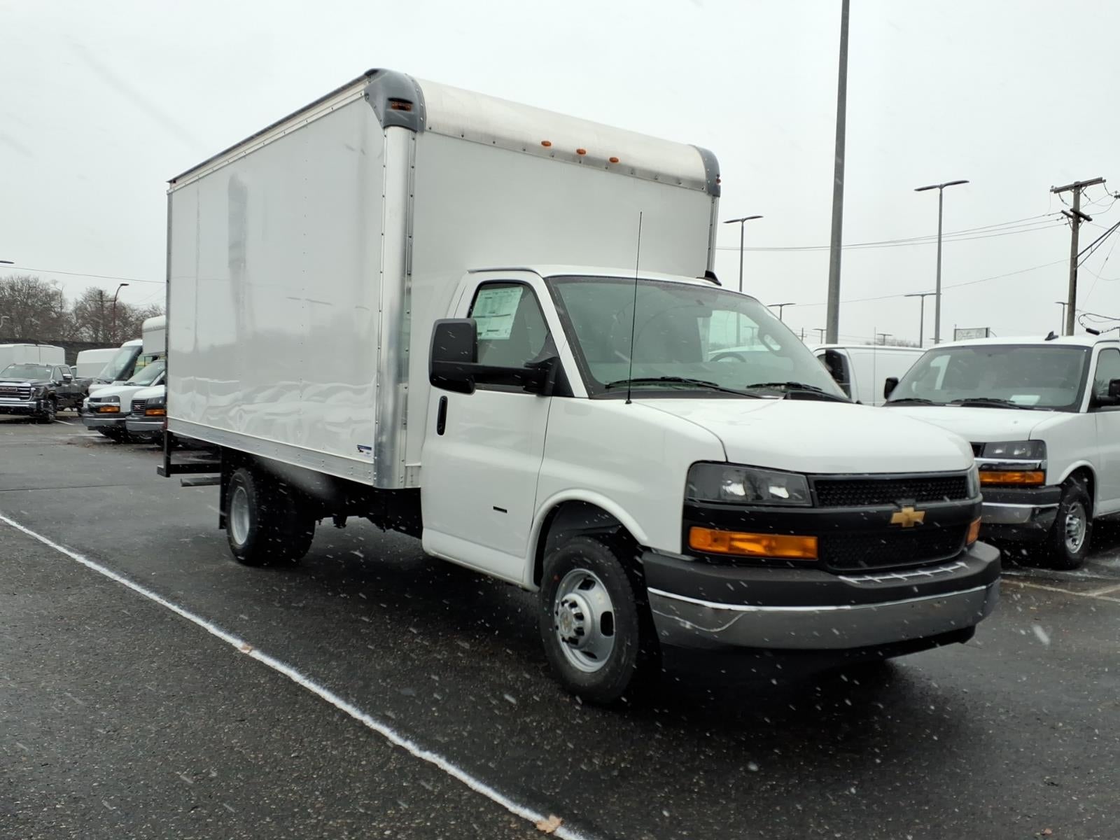 2025 Chevrolet Express Cutaway 3500 1WT
