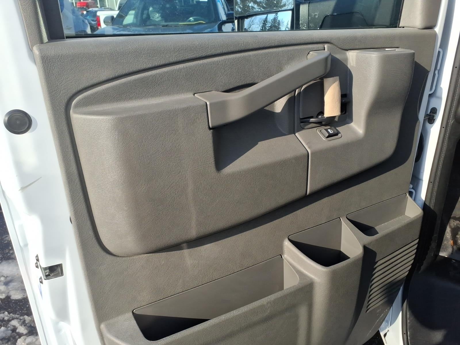 2025 Chevrolet Express Cutaway 3500 1WT